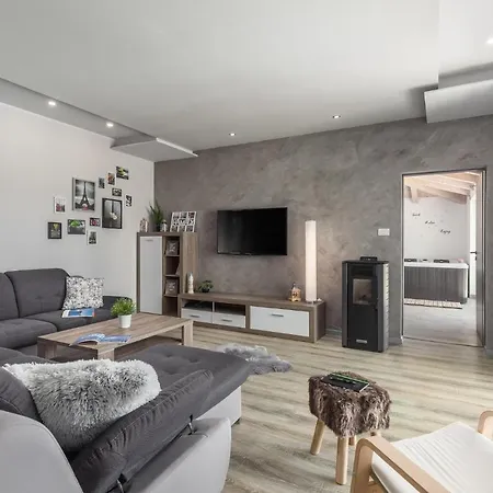 Pet Friendly In With Kitchen *