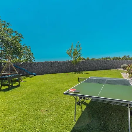 Pet Friendly In With Kitchen *