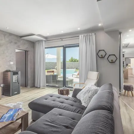 Pet Friendly In With Kitchen Holiday home