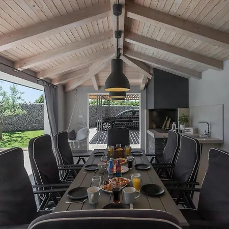 Pet Friendly In With Kitchen