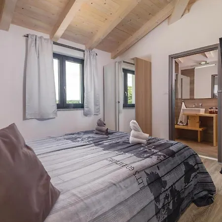 Pet Friendly In With Kitchen *