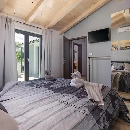 Pet Friendly In With Kitchen